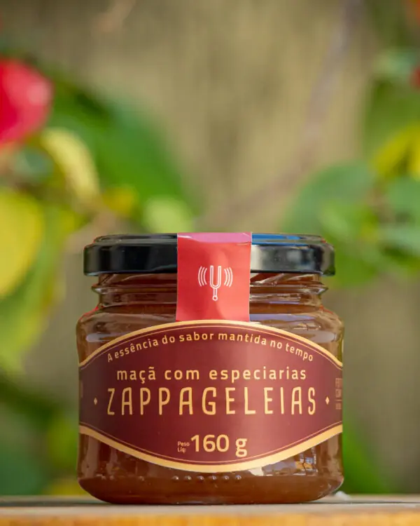 Geleia de Maçã com Especiarias Zappa Geleias pote de vidro 160g rótulo vinho e dourado sobre tábua de madeira