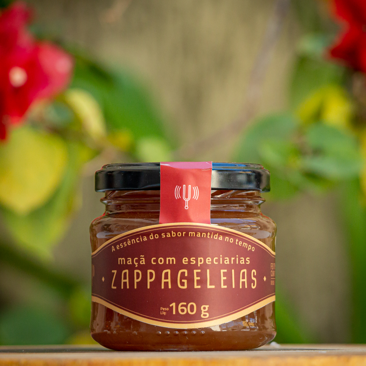 Geleia de Maçã com Especiarias Zappa Geleias pote de vidro 160g rótulo vinho e dourado sobre tábua de madeira