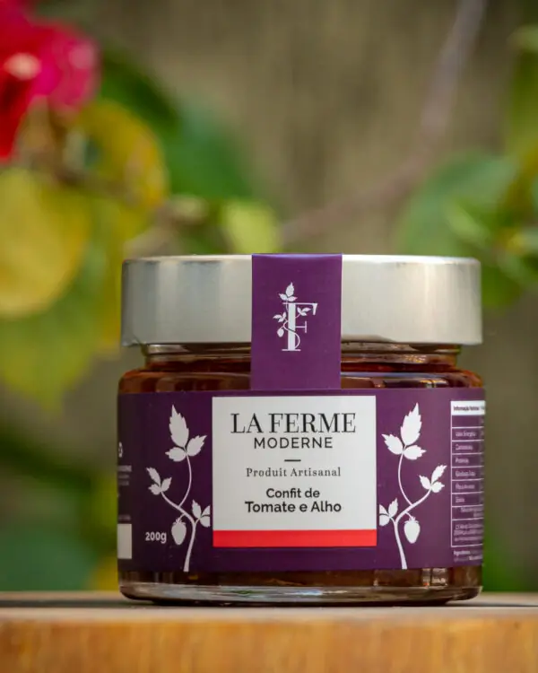 Confit de Tomate e Alho La Ferme Moderne 200g no azeite com pote de rótulo púrpura
