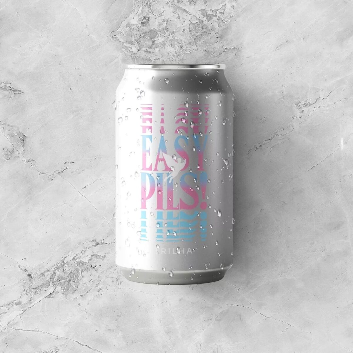 Lata de 350ml da cerveja Easy Pils! da Cervejaria Trilha, coberta de gotas de água e deitada sobre uma superfície de mármore e gelo.