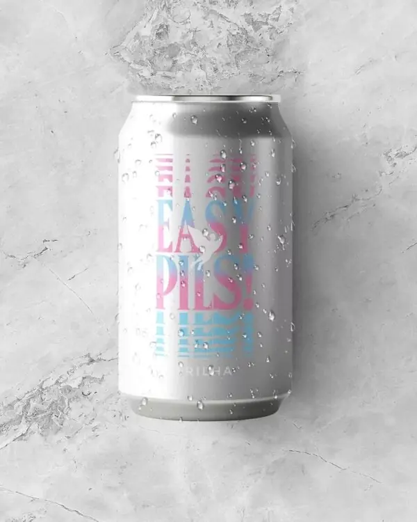 Lata de 350ml da cerveja Easy Pils! da Cervejaria Trilha, coberta de gotas de água e deitada sobre uma superfície de mármore e gelo. Lata de 350ml da cerveja Easy Pils! da Cervejaria Trilha, coberta de gotas de água e deitada sobre uma superfície de mármore e gelo.
