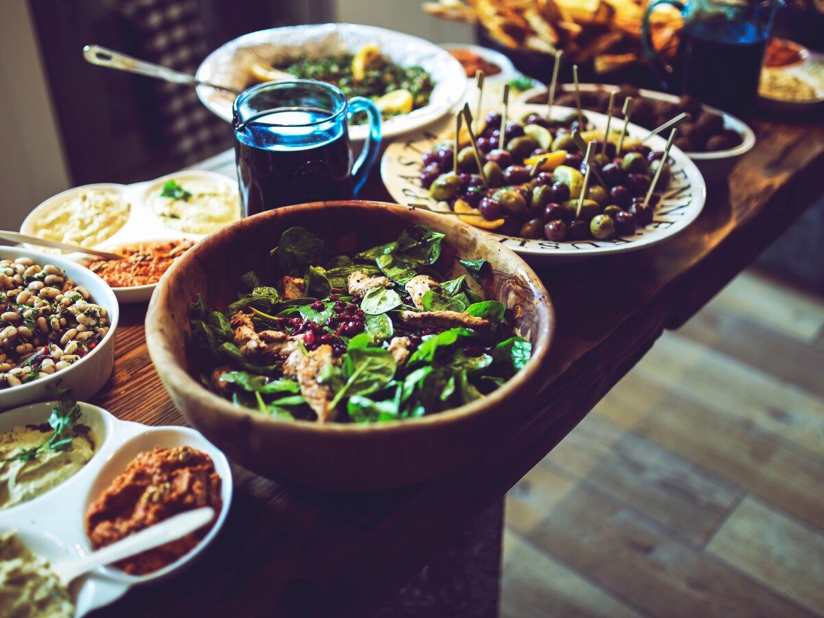 10 receitas deliciosas de salada para a Ceia de Natal 2025