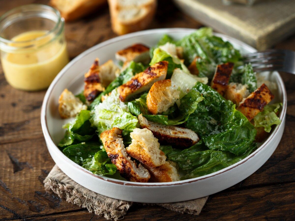 12 receitas deliciosas de salada para a Ceia de Natal 2025