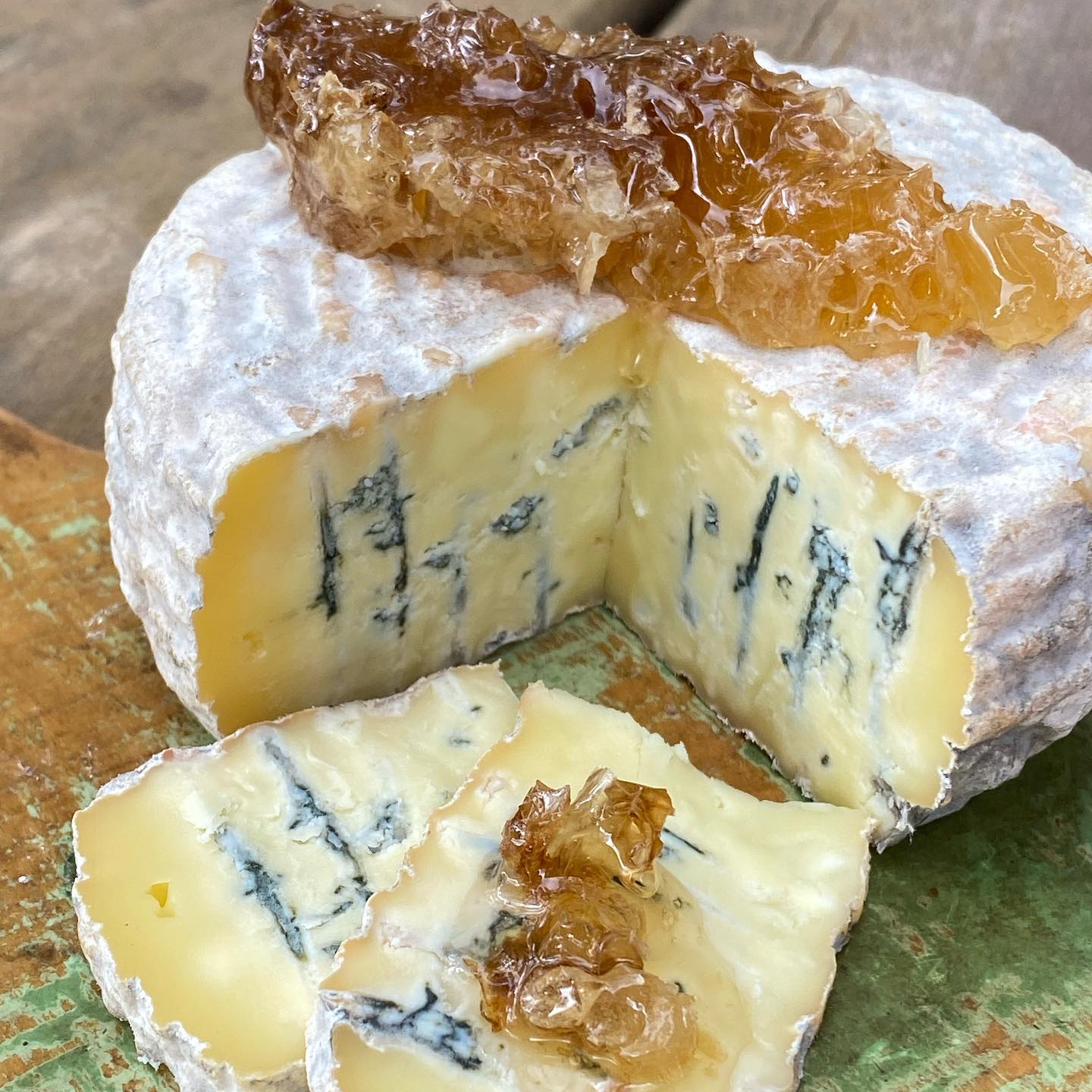 Favo de mel natural servido sobre o queijo Azul de Bofete