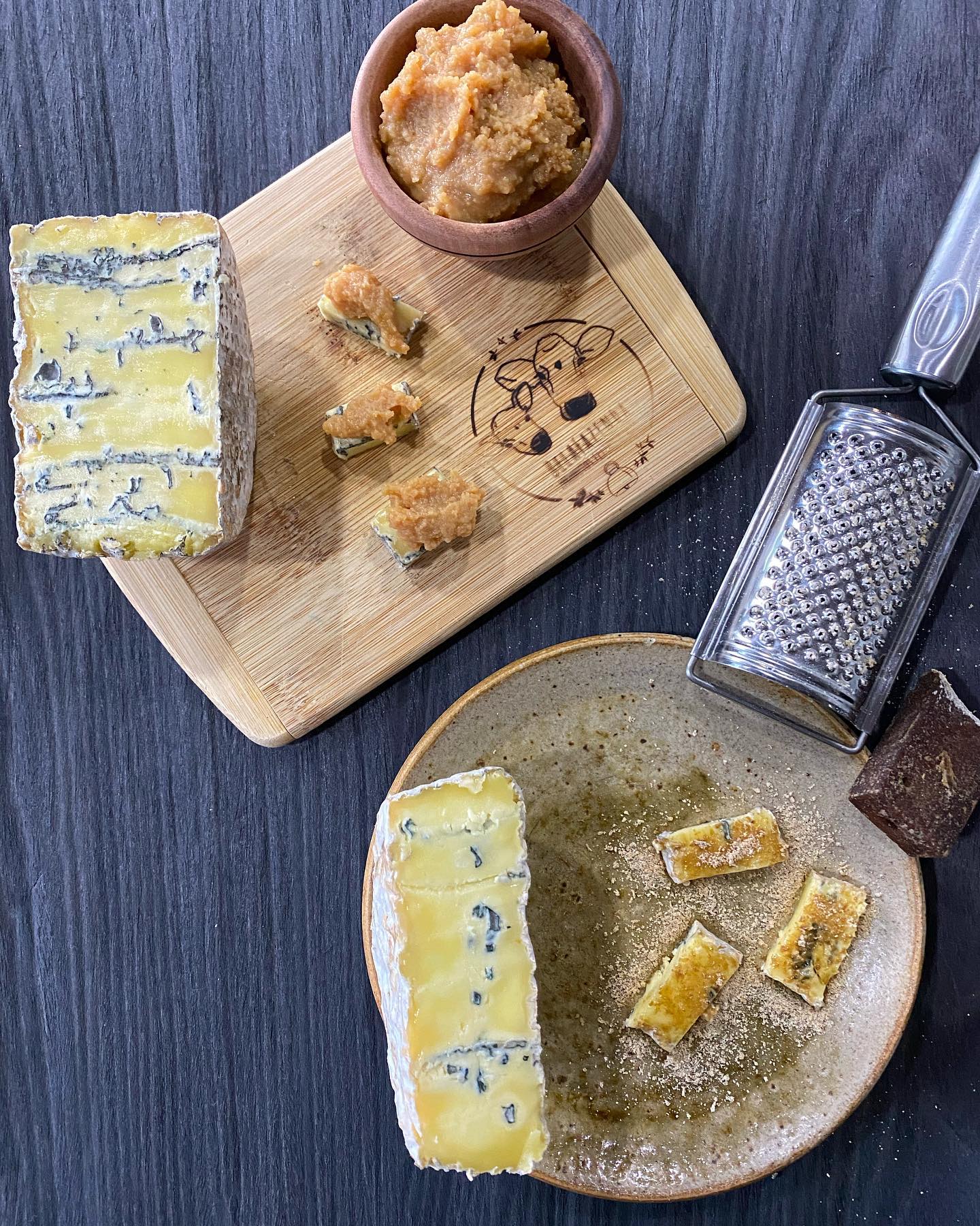 Azul de Bofete servido com fatias de doce de leite e goiabada