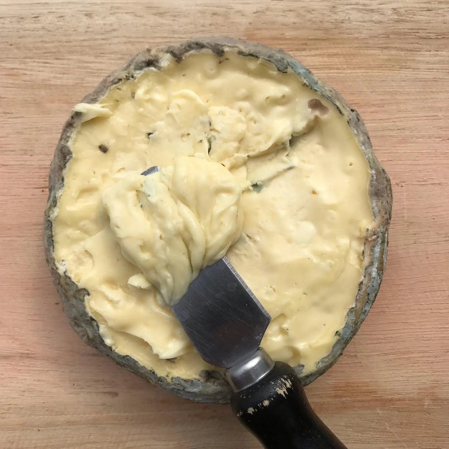 O interior cremoso do legítimo Azul de Bofete da Queijaria BelaFazenda sendo escavado