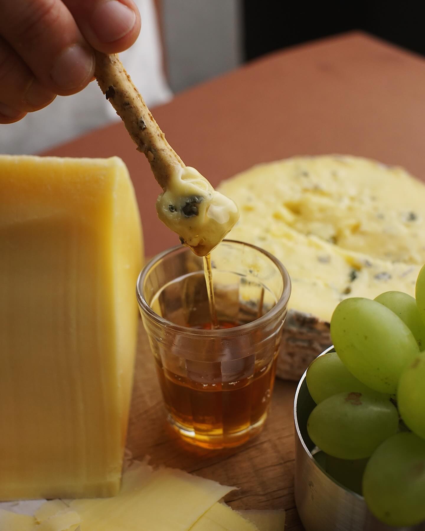 Mel escorrendo sobre a cremosidade do queijo azul premiado