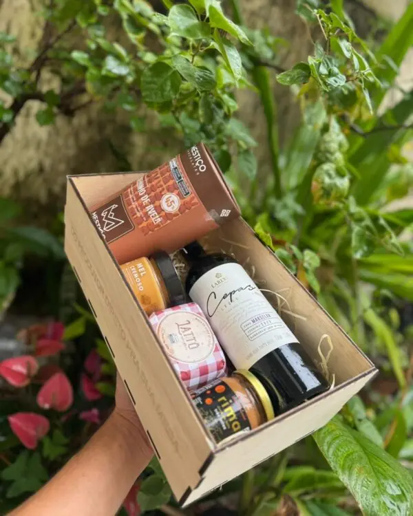 Detalhe dos itens artesanais do kit de Páscoa destacando o Doce de Leite Rima e a Gianduja Mestiço. Detalhe dos itens artesanais do kit de Páscoa destacando o Doce de Leite Rima e a Gianduja Mestiço.