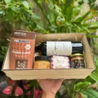 Cesta Celebração de Páscoa: Vinho e Doçuras com Vinho Larentis, Coelhinho Mestiço e Mel Roncador.