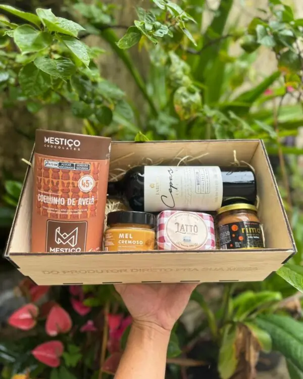 Cesta Celebração de Páscoa: Vinho e Doçuras com Vinho Larentis, Coelhinho Mestiço e Mel Roncador. Cesta Celebração de Páscoa: Vinho e Doçuras com Vinho Larentis, Coelhinho Mestiço e Mel Roncador.