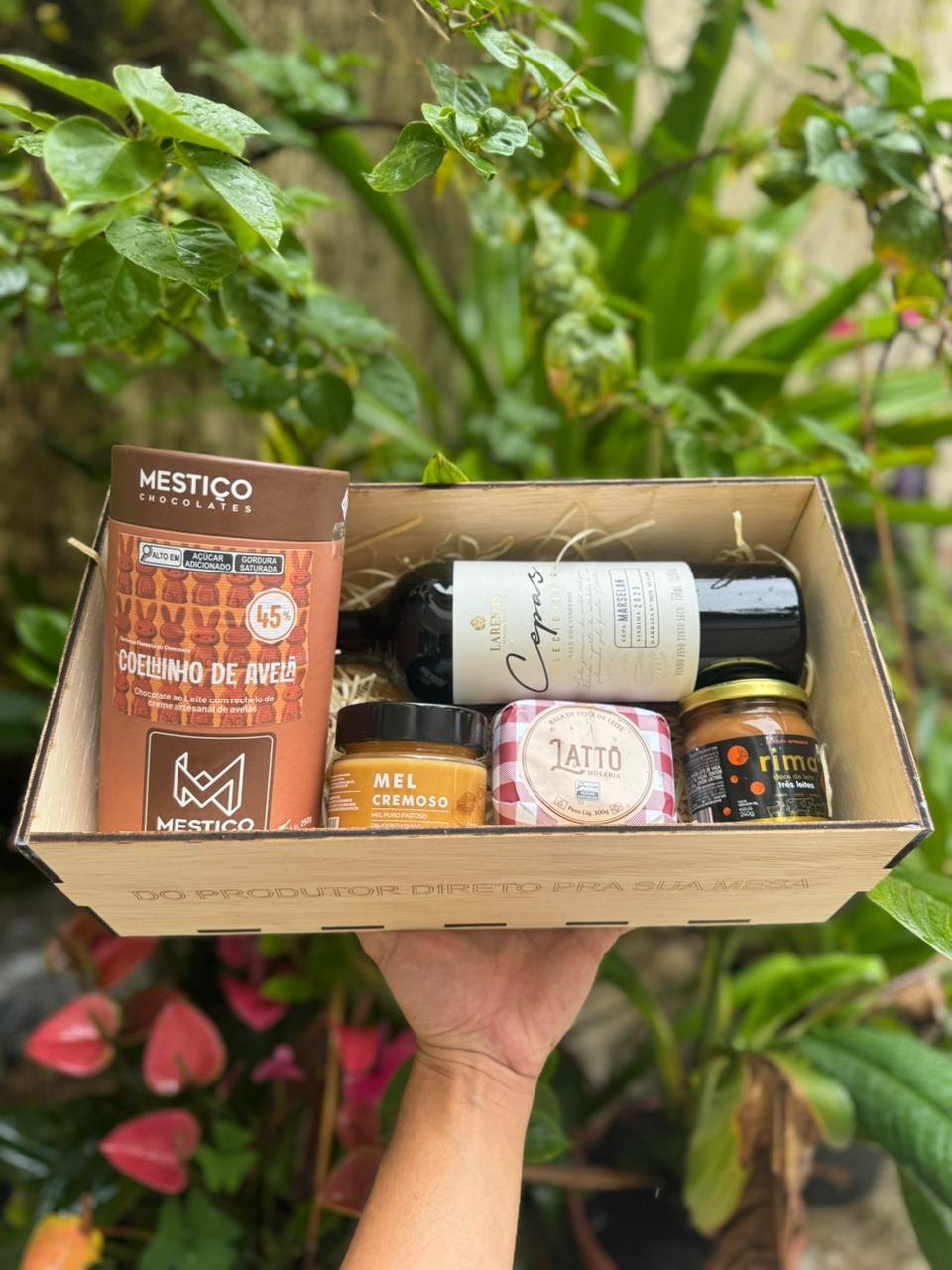 Cesta Celebração de Páscoa: Vinho e Doçuras com Vinho Larentis, Coelhinho Mestiço e Mel Roncador.