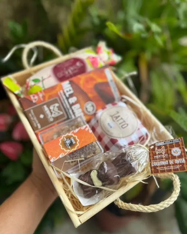 Detalhe da Cesta Doçuras de Páscoa destacando o Doce de Leite Latto e o acabamento em palha.
