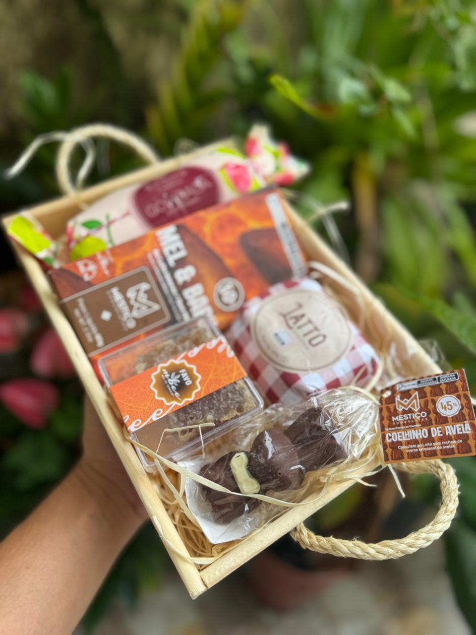 Detalhe da Cesta Doçuras de Páscoa destacando o Doce de Leite Latto e o acabamento em palha.