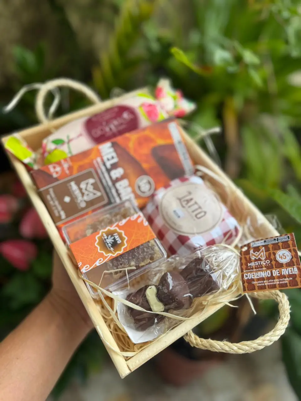 Detalhe da Cesta Doçuras de Páscoa destacando o Doce de Leite Latto e o acabamento em palha.