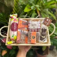 Cesta Doçuras de Páscoa com Favo MBee, Goiabada Jatiboca e Chocolate Mestiço em caixa de madeira rústica.