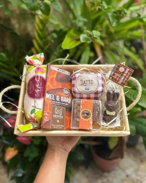 Cesta Doçuras de Páscoa com Favo MBee, Goiabada Jatiboca e Chocolate Mestiço em caixa de madeira rústica. Cesta Doçuras de Páscoa com Favo MBee, Goiabada Jatiboca e Chocolate Mestiço em caixa de madeira rústica.