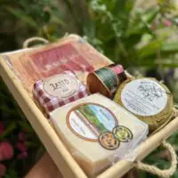 Detalhe técnico da Picanha Maturada e do Queijo Tulha 12 meses em kit gourmet para presente.