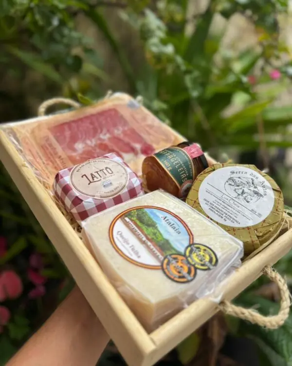 Detalhe técnico da Picanha Maturada e do Queijo Tulha 12 meses em kit gourmet para presente.
