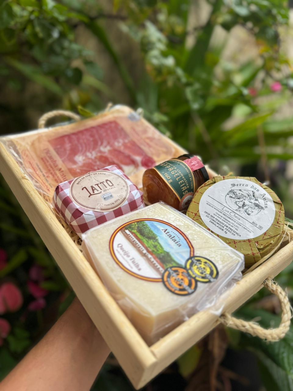 Detalhe técnico da Picanha Maturada e do Queijo Tulha 12 meses em kit gourmet para presente.