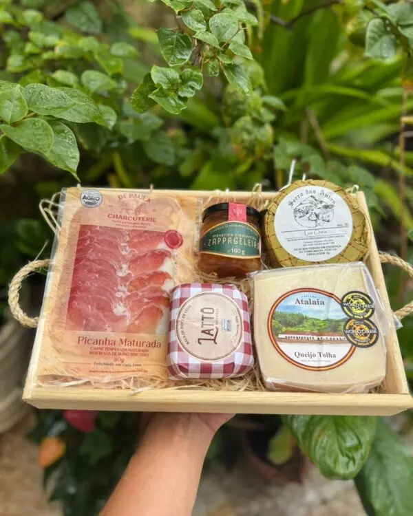 Cesta Sabores da Fazenda com Queijos Premiados Atalaia e Serra das Antas, além de carnes maturadas De Paula.