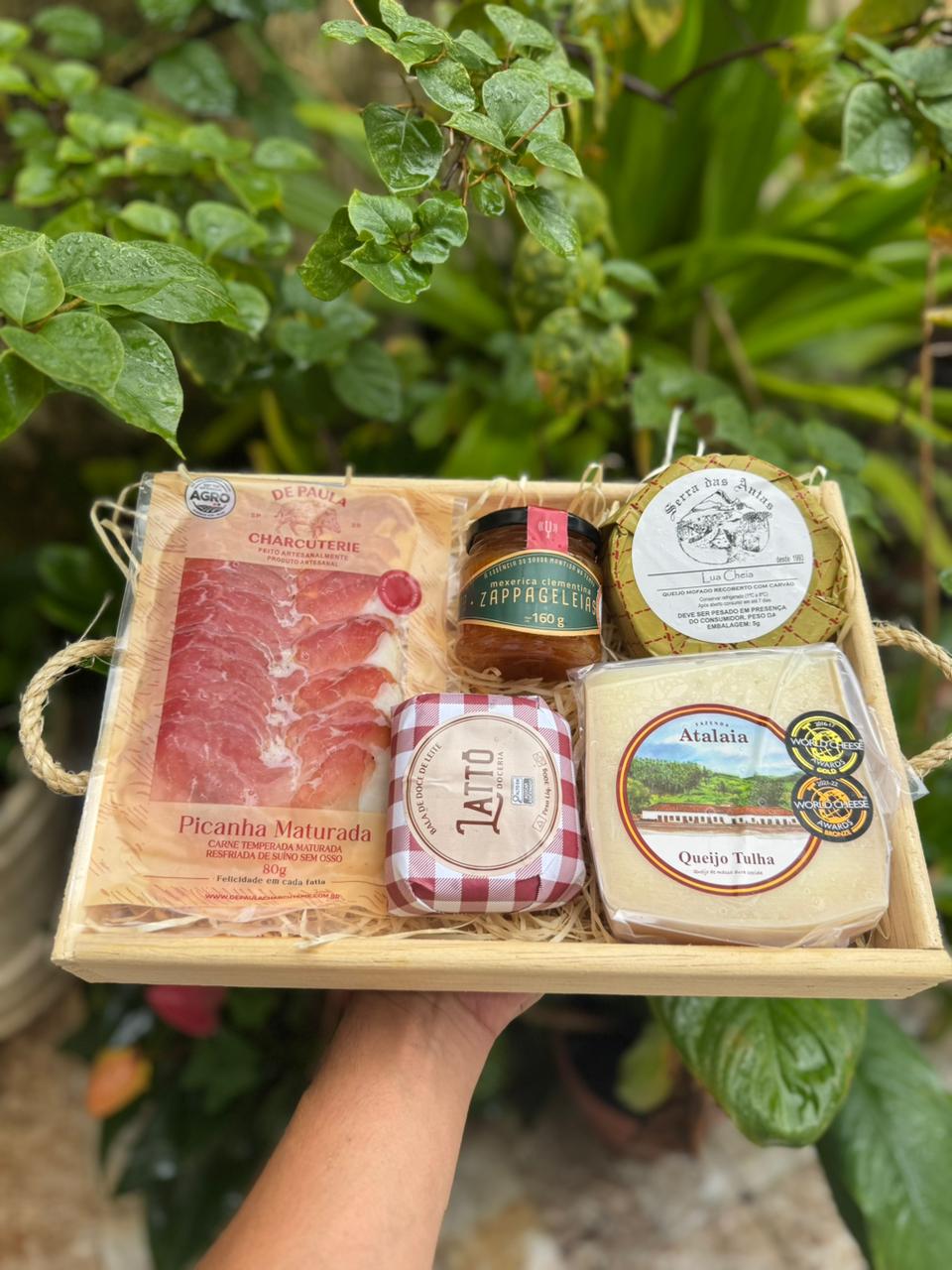 Cesta Sabores da Fazenda com Queijos Premiados Atalaia e Serra das Antas, além de carnes maturadas De Paula.