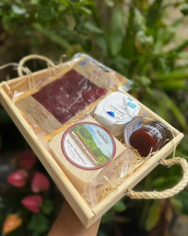 Detalhe da Bresaola curada em cave e do Queijo Morro Azul envolto em cinta de carvalho no kit de presente.