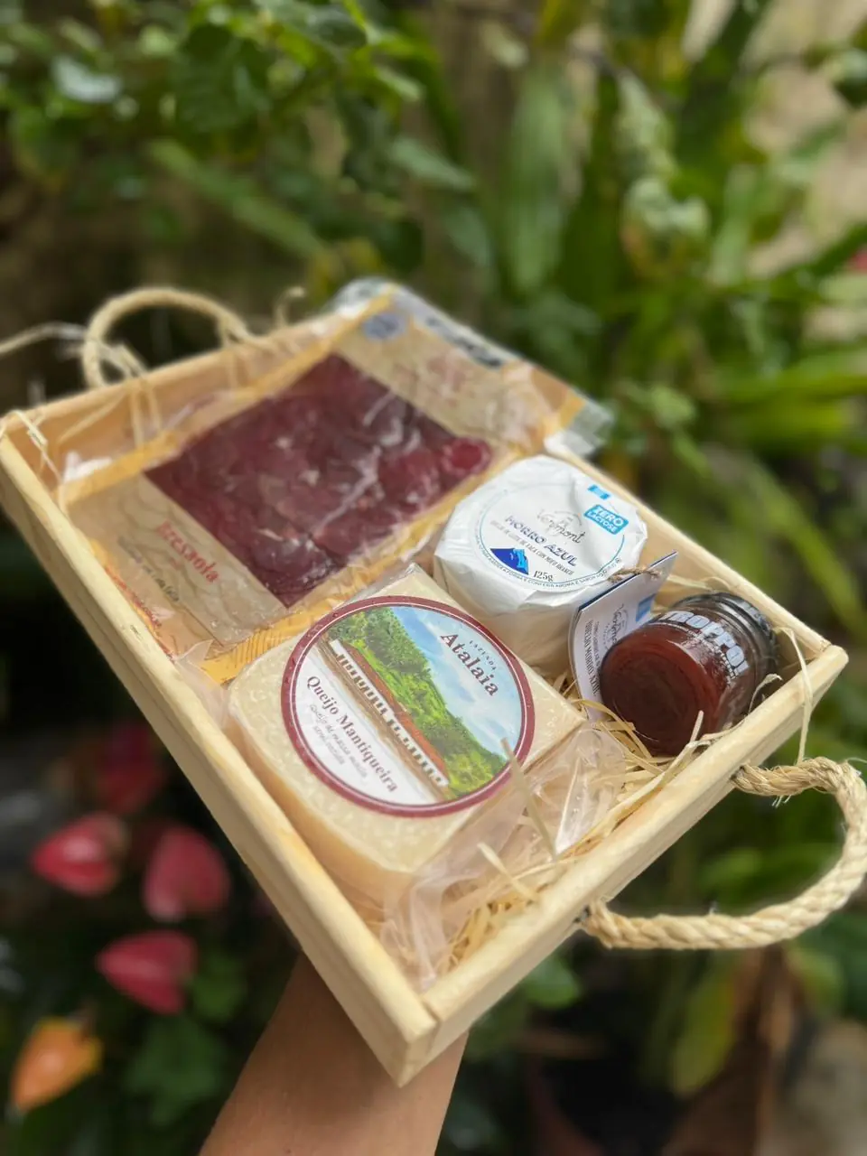Detalhe da Bresaola curada em cave e do Queijo Morro Azul envolto em cinta de carvalho no kit de presente.