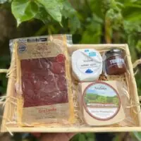 Cesta Terroir e Tradição Artesanal com Queijo Morro Azul campeão do mundo, Bresaola De Paula e Mantiqueira Atalaia.