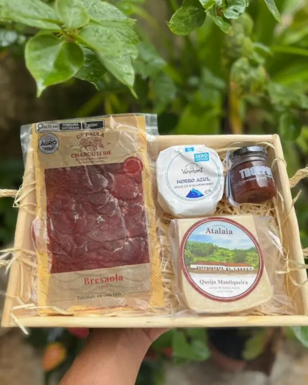 Cesta Terroir e Tradição Artesanal com Queijo Morro Azul campeão do mundo, Bresaola De Paula e Mantiqueira Atalaia. Cesta Terroir e Tradição Artesanal com Queijo Morro Azul campeão do mundo, Bresaola De Paula e Mantiqueira Atalaia.