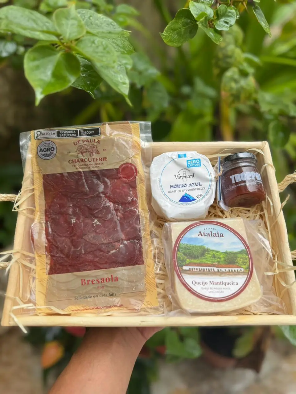 Cesta Terroir e Tradição Artesanal com Queijo Morro Azul campeão do mundo, Bresaola De Paula e Mantiqueira Atalaia.