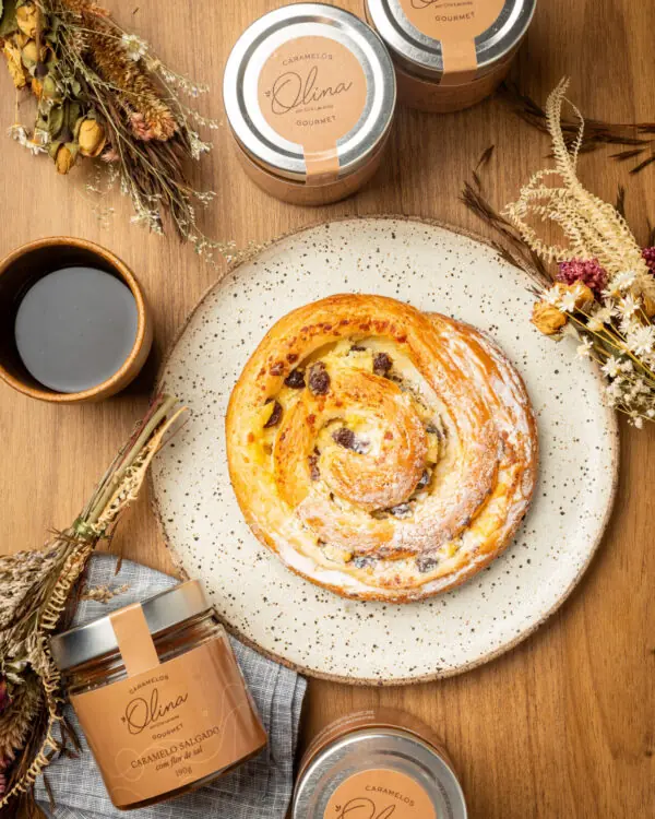 Pão doce generoso trançado no centro da mesa decorativa elegante de café sendo adornado pela embalagem de Olina. Pão doce generoso trançado no centro da mesa decorativa elegante de café sendo adornado pela embalagem de Olina.