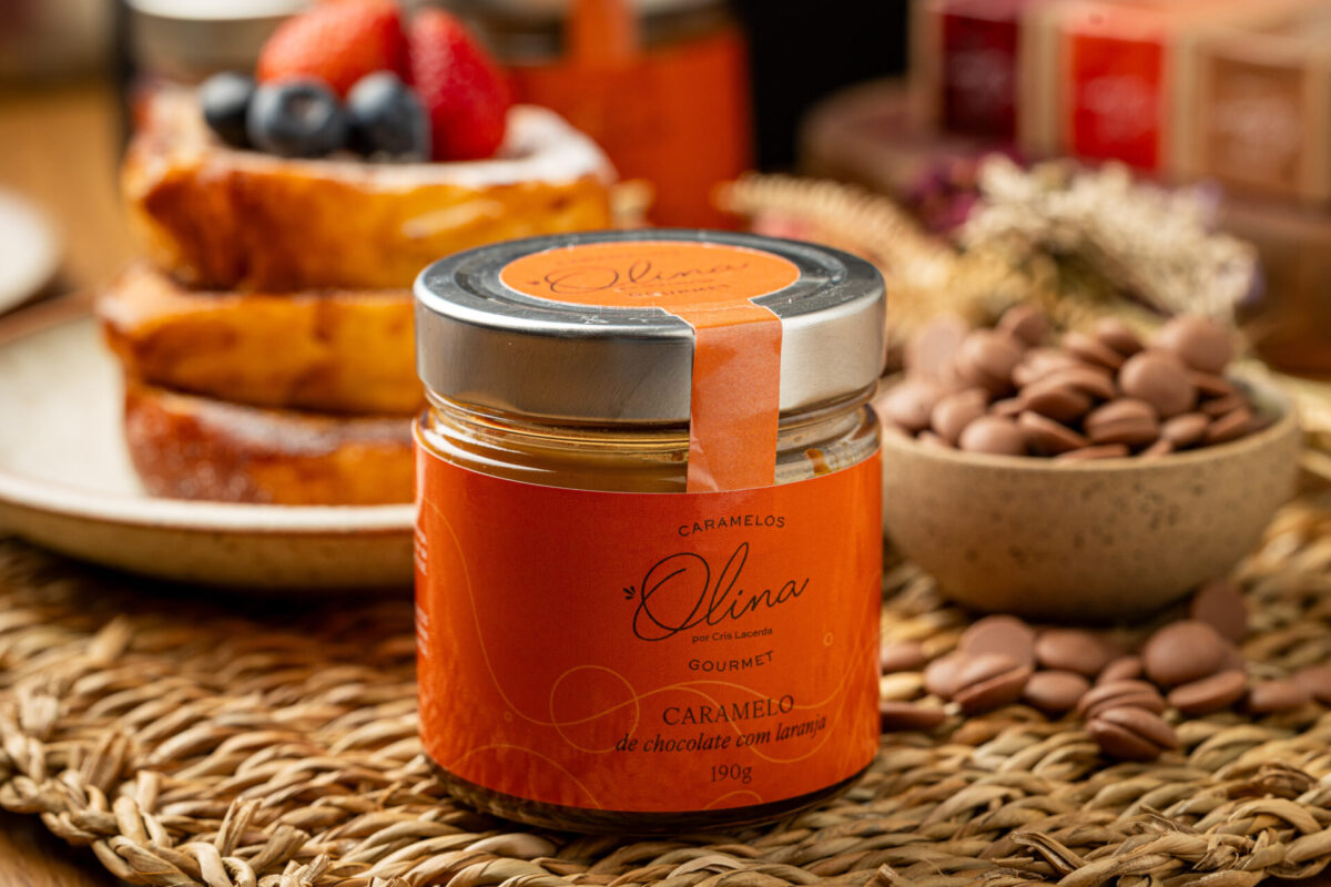 Pote de Caramelo de Chocolate com Laranja Olina em mesa de café com rabanadas e frutas vermelhas.