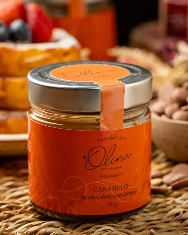 Pote de Caramelo de Chocolate com Laranja Olina em mesa de café com rabanadas e frutas vermelhas. Pote de Caramelo de Chocolate com Laranja Olina em mesa de café com rabanadas e frutas vermelhas.