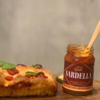 Sardella Origens Grechi acompanhada de focaccia rústica com tomates confitados e manjericão