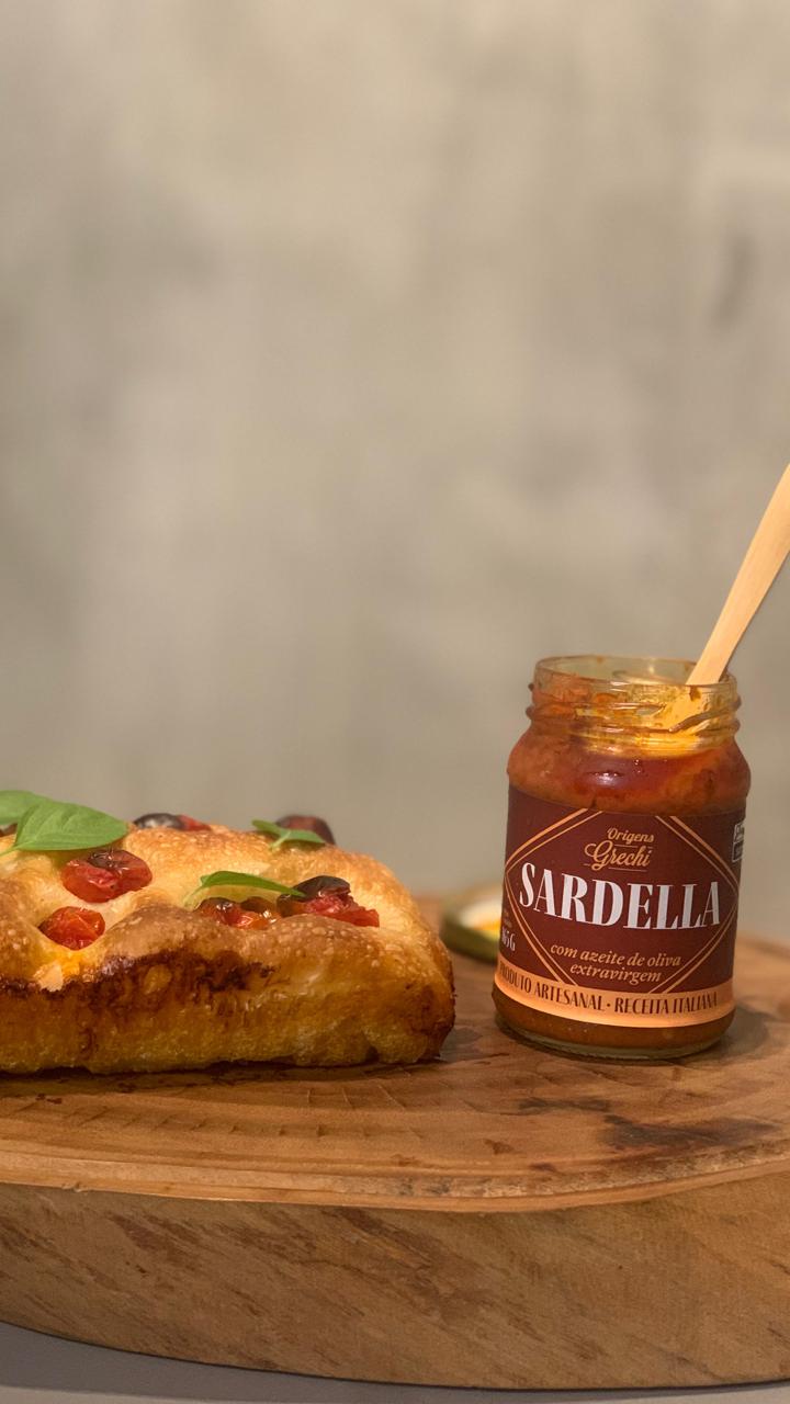 Sardella Origens Grechi acompanhada de focaccia rústica com tomates confitados e manjericão