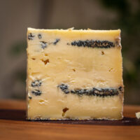 Corte frontal Queijo Azul Pardinho Artesanal mostrando veios Penicillium Roqueforti