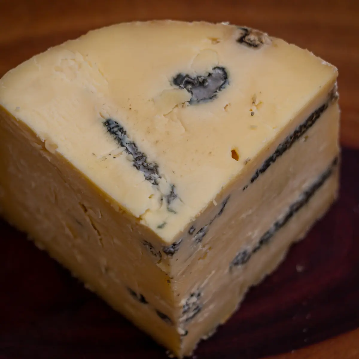 Cunha de Queijo Azul de Pardinho leite cru maturado 60 dias textura quebradiça