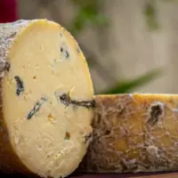 Queijo Azul de Pardinho peça inteira cortada ao meio com casca natural maturada