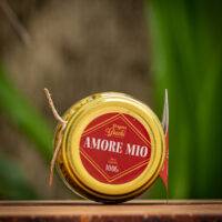 IMG_5995 Tampa de pote de Amore Mio Origens Grechi 100g com rótulo vermelho e dourado.