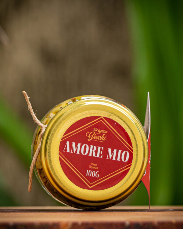 Tampa de pote de Amore Mio Origens Grechi 100g com rótulo vermelho e dourado.