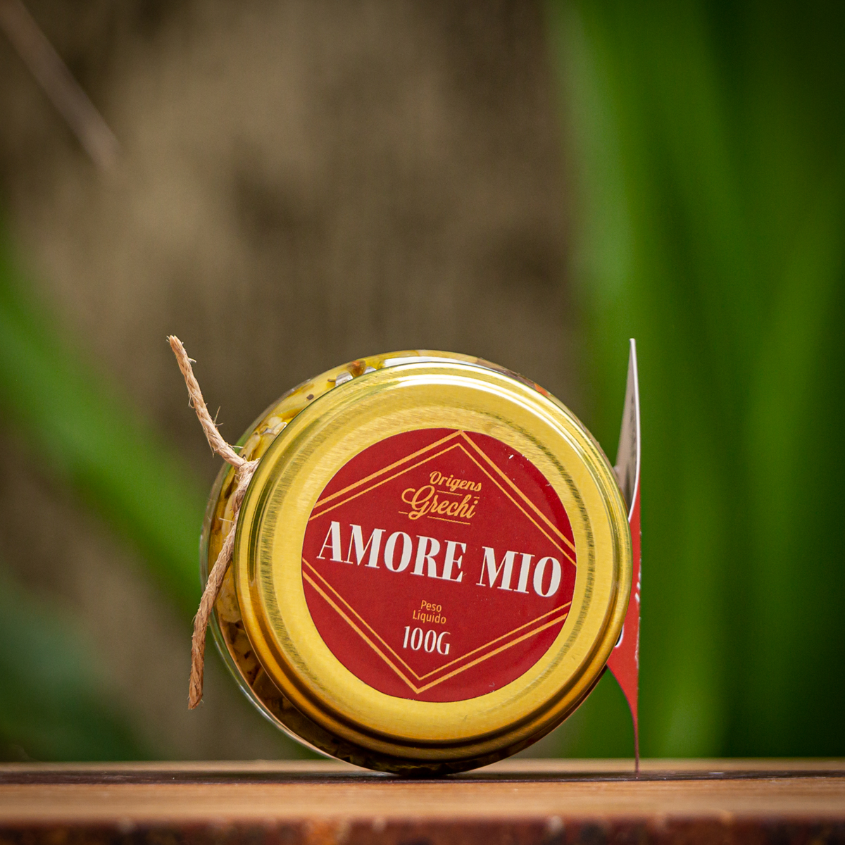 Tampa de pote de Amore Mio Origens Grechi 100g com rótulo vermelho e dourado.