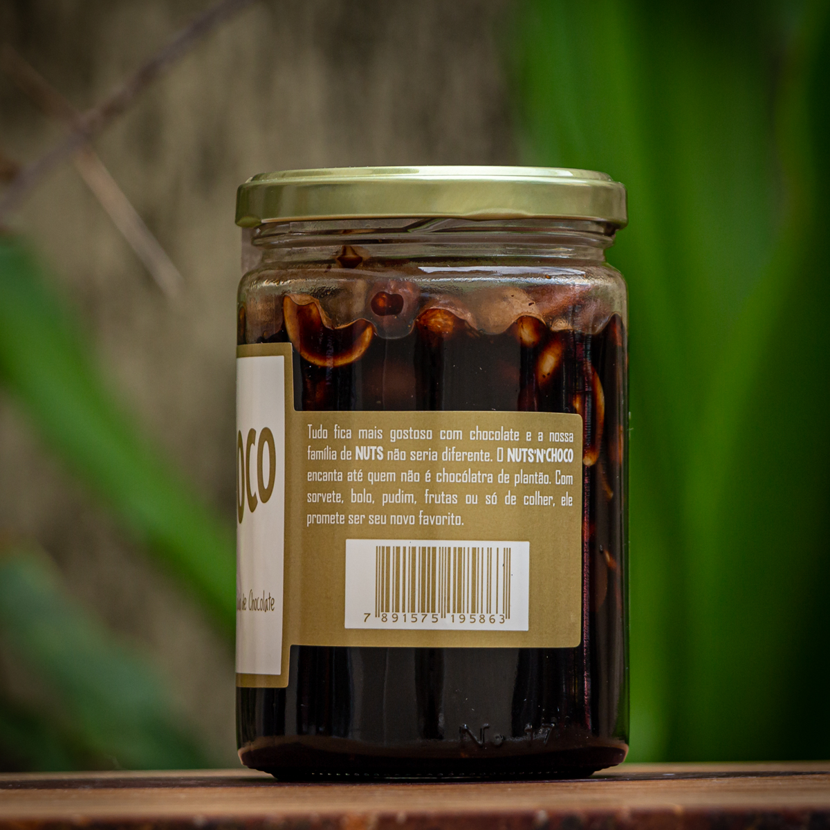 Modo de consumo e código de barras EAN no rótulo do pote de chocolate com castanhas Nuts'n Choco.