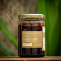 Detalhe do rótulo da calda de chocolate com castanhas Rutz contendo ingredientes e tabela nutricional.
