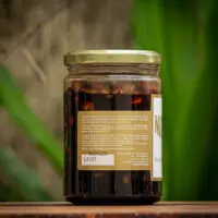 Detalhe do rótulo da calda de chocolate com castanhas Rutz contendo ingredientes e tabela nutricional.