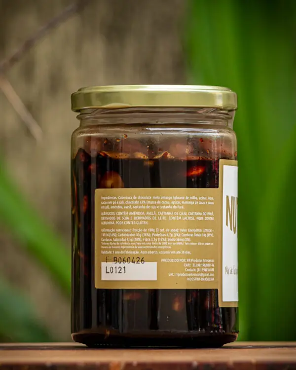 Detalhe do rótulo da calda de chocolate com castanhas Rutz contendo ingredientes e tabela nutricional.