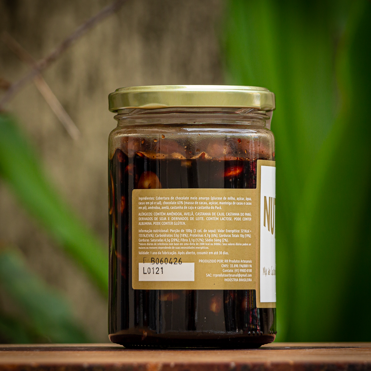 Detalhe do rótulo da calda de chocolate com castanhas Rutz contendo ingredientes e tabela nutricional.