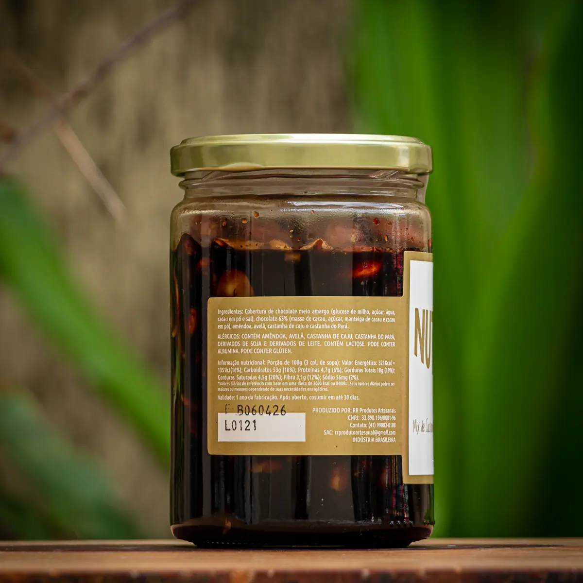 Detalhe do rótulo da calda de chocolate com castanhas Rutz contendo ingredientes e tabela nutricional.