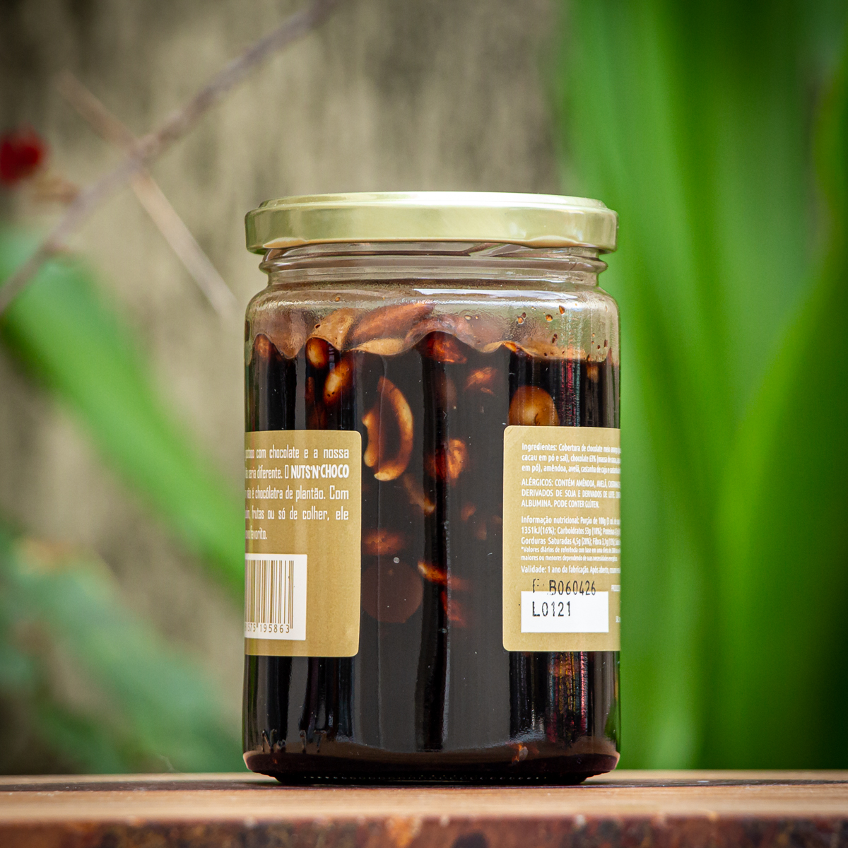 Detalhe das amêndoas, avelãs e castanhas inteiras imersas na calda de chocolate meio amargo Rutz.