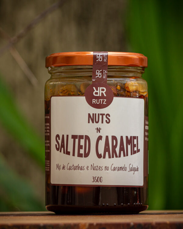 Pote de vidro da calda de caramelo salgado com castanhas Nuts'n Salted Caramel Rutz 350g.