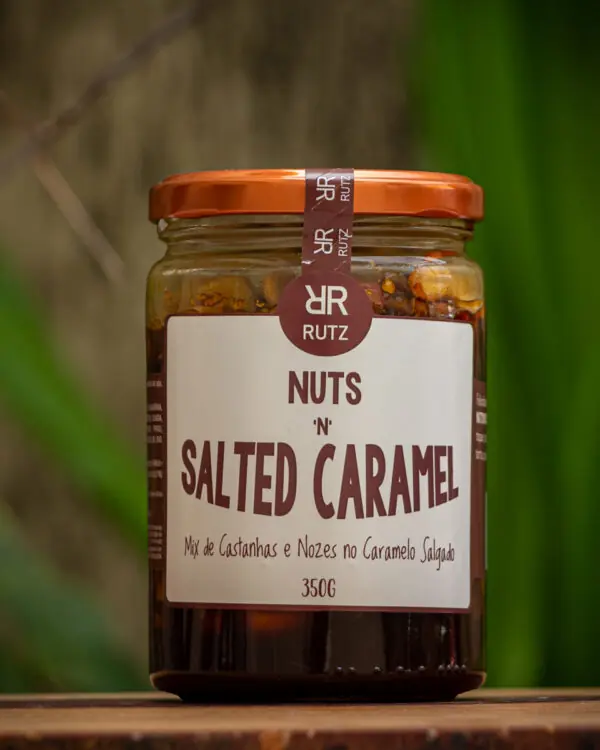 Pote de vidro da calda de caramelo salgado com castanhas Nuts'n Salted Caramel Rutz 350g.